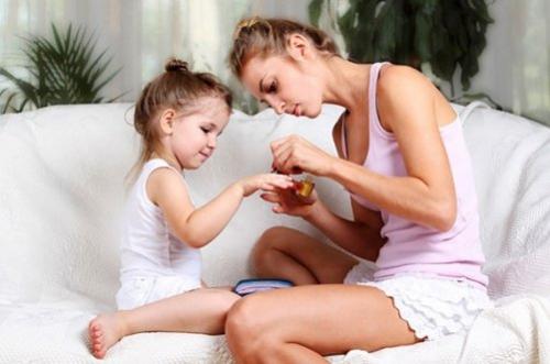 Со скольки лет делают гель-лак. Во сколько лет можно наращивать ногти и делать шеллак 06 Со скольки лет делают гель-лак. Во сколько лет можно наращивать ногти и делать шеллак 06