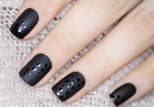 Черный матовый лак для ногтей. Разнообразие черного матового маникюра с фото