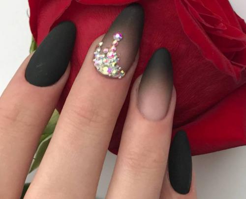 Черный матовый лак для ногтей. Разнообразие черного матового маникюра с фото