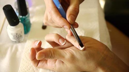 Чем лучше рисовать френч гель лаком или гель краской. Как сделать французский маникюр: 4 способа