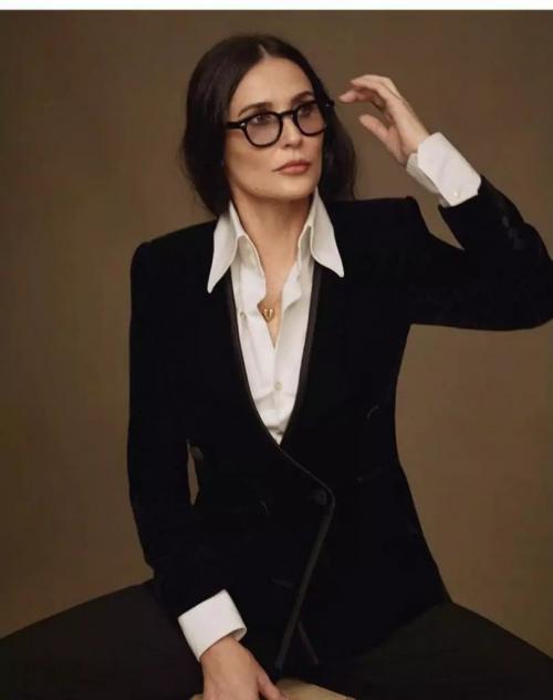 Что рассказала Деми Мур о своем детстве. «Звёздные мемуары»: самая высокооплачиваемая звезда Голливуда 90-х рассказала о своем детстве