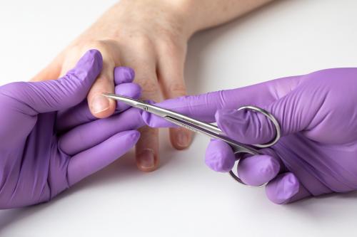 Как влияет на ногти использование ножниц и режущих инструментов. Ошибки мастера маникюра при работе с ножницами