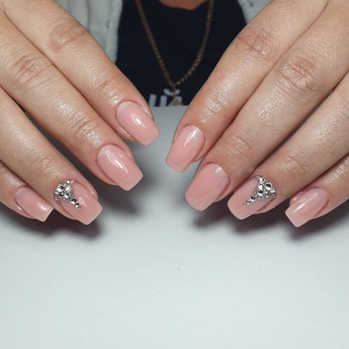 Идеи маникюра без рисунка. Маникюр в нежных нюдовых оттенках