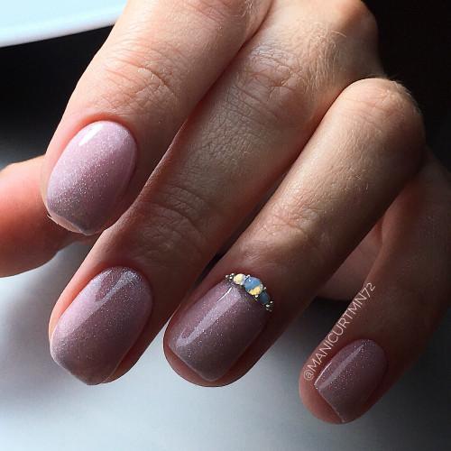 Идеи маникюра без рисунка. Маникюр в нежных нюдовых оттенках