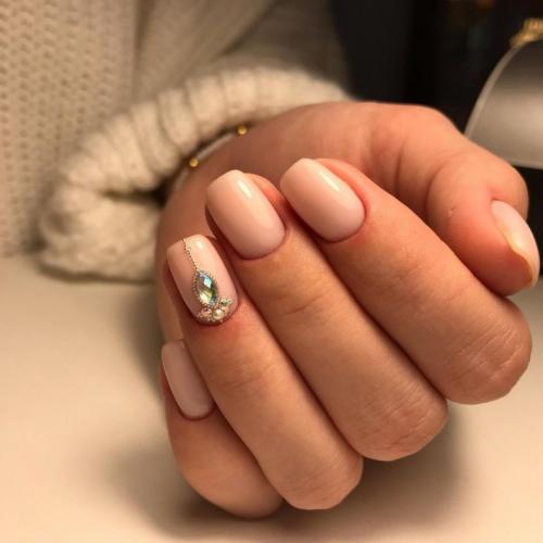 Маникюр на короткие ногти без дизайна. Однотонный маникюр: правила подбора оттенка, особенности ухода и нанесения. Фото простых, но красивых примеров дизайна