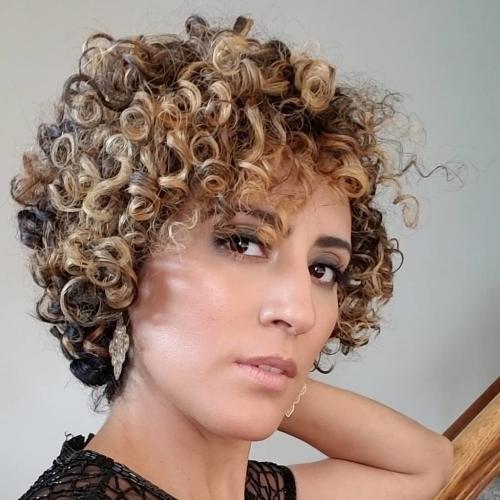 Модные стрижки 2022 на средние волнистые волосы. Стрижки и прически для волнистых волос: обзор трендов 2022 года