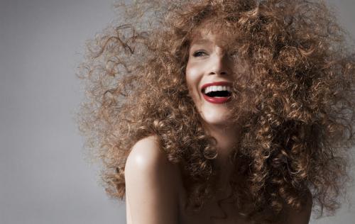 Модные стрижки 2022 на средние волнистые волосы. Стрижки и прически для волнистых волос: обзор трендов 2022 года