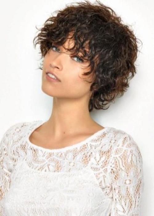 Стрижки на короткие вьющиеся волосы 2022 женские 2022 год. Модные женские стрижки на короткие волосы 2022 года и 80 фото для вдохновения 32