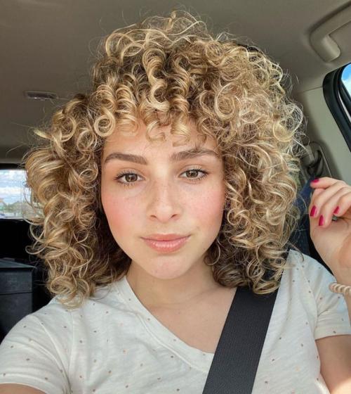 Модные стрижки 2022 на средние волнистые волосы. Стрижки и прически для волнистых волос: обзор трендов 2022 года