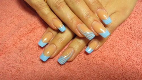 Чем отличается коррекция ногтей от наращивания. В каких случаях нужна