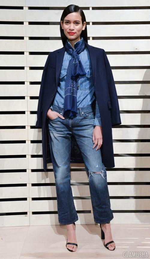 Какие аксессуары можно использовать для дополнения бирюзовых рваных джинсов с черно-белой одеждой