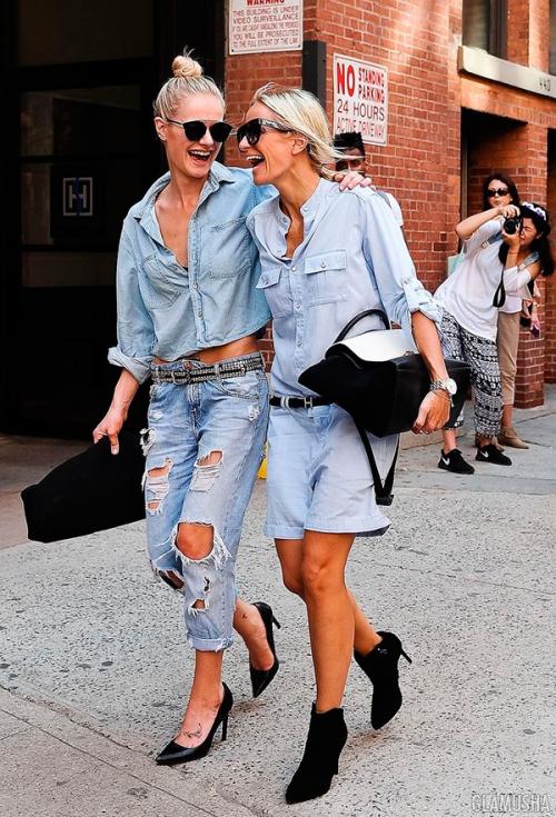 Как сочетать бирюзовые рваные джинсы с черно-белой одеждой для создания ультрамодного образа. Правила двойного денима