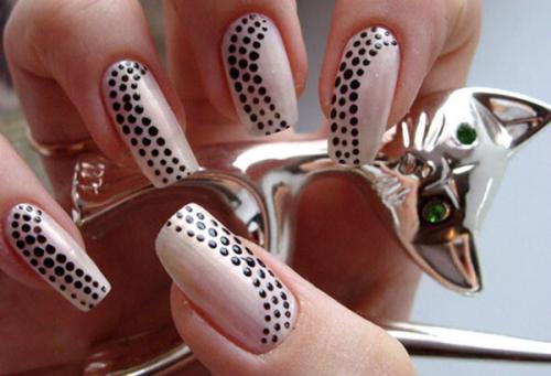 #2 Сочетание бежевого маникюра с черным. Особенности сочетания 32 #2 Сочетание бежевого маникюра с черным. Особенности сочетания 32