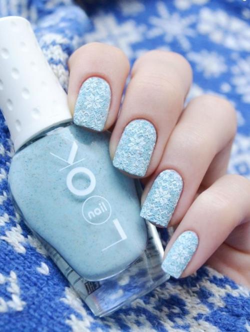 Красный маникюр на Новый год 2022. Выбираем палитру