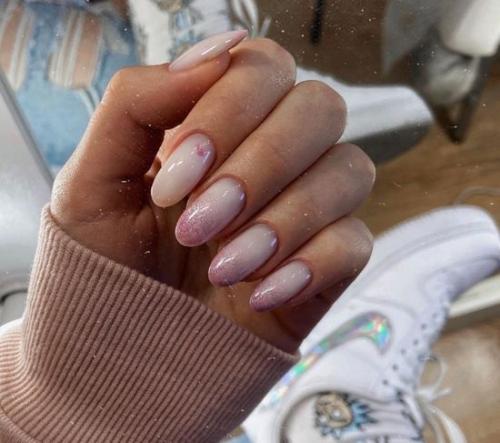 Сочетание розового маникюра с палитрой цветов. Розовый маникюр 2022: новые фото дизайна, стильные идеи