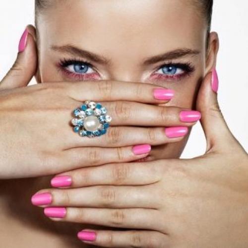 Сочетание розового маникюра с палитрой цветов. Розовый маникюр 2022: новые фото дизайна, стильные идеи 15