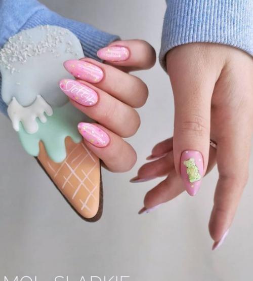 Сочетание розового маникюра с палитрой цветов. Розовый маникюр 2022: новые фото дизайна, стильные идеи