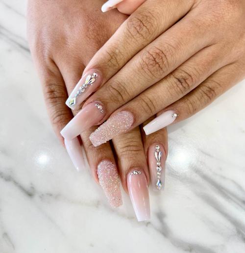 Сочетание розового маникюра с палитрой цветов. Розовый маникюр 2022: новые фото дизайна, стильные идеи 22