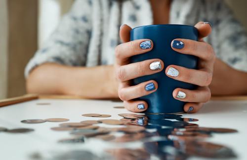 Маникюр в небесных оттенках. Под счастливой звездой: августовский тренд в маникюре