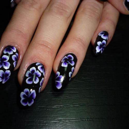 Как правильно ухаживать за маникюром в небесных оттенках