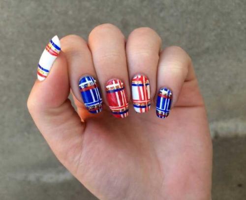 Красный маникюр с синим. Красно синий маникюр — модные тенденции, особенности дизайна и сочетания красного с синим (150 фото)