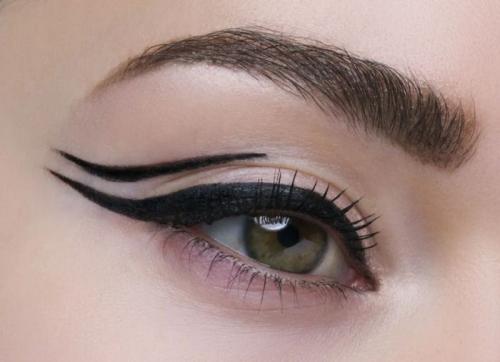 Необычные стрелки 2022. Макияж со стрелкой: тонкости образа и техника нанесения