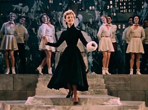 Стиль 90-х женщины ссср. Пышные платья в горошек, джинсы-варенки и даже легинсы: 21 фото трендов советской моды в 1950-1990ые, от которой все равно веяло дефицитом