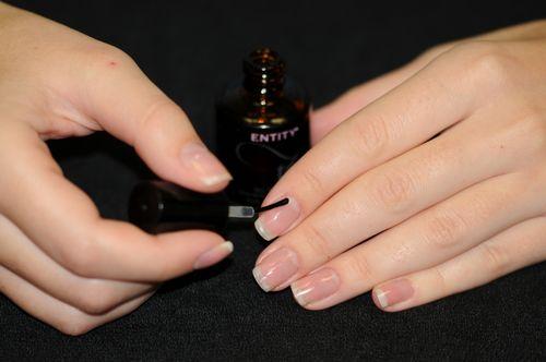 Как клеить наклейки на ногти гель-лак. Клеим наклейки на ногти под гель-лак пошагово