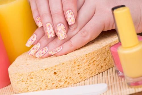 Как правильно наносить наклейки на ногти. Как клеить наклейки на ногти?