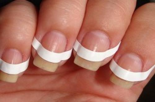 Сделать французский маникюр с помощью наклеек: простой способ 02