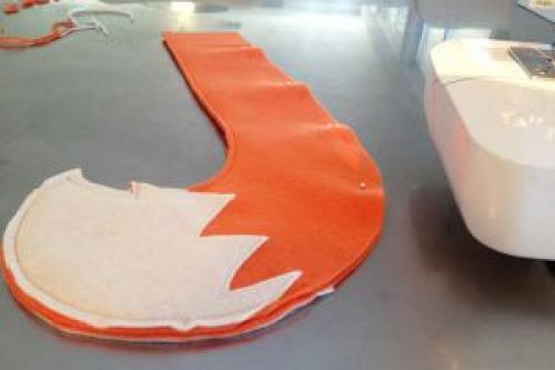 Хвост лисы из мишуры. Костюм лисички для девочки своими руками. Костюм лисы своими руками