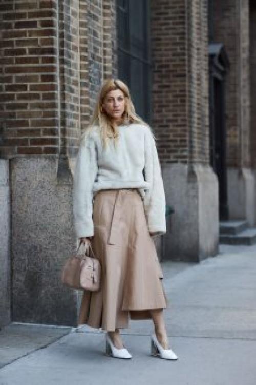 Бежевая кожаная юбка с черными колготками. С чем носить бежевую юбку-карандаш?