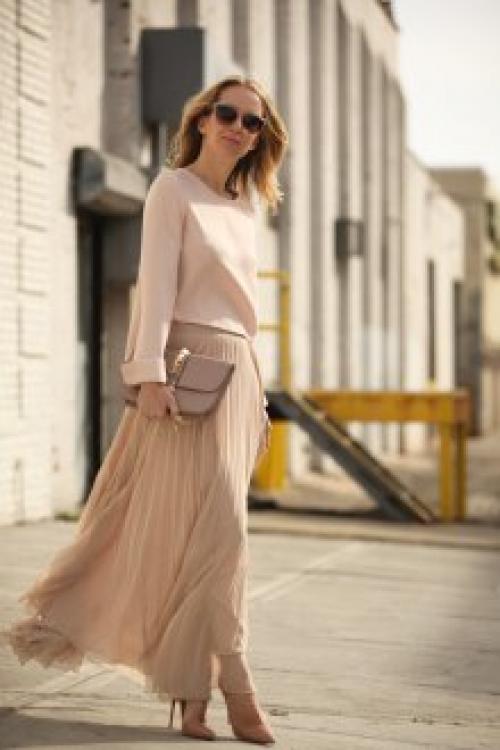 Бежевая кожаная юбка с черными колготками. С чем носить бежевую юбку-карандаш?