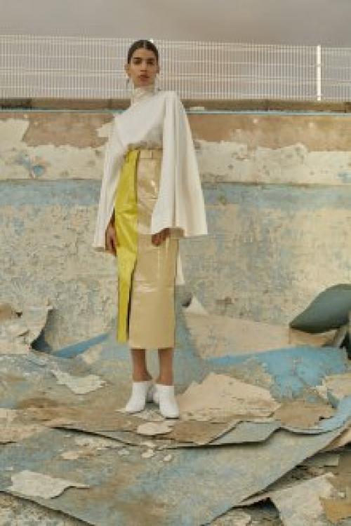 Бежевая кожаная юбка с черными колготками. С чем носить бежевую юбку-карандаш?