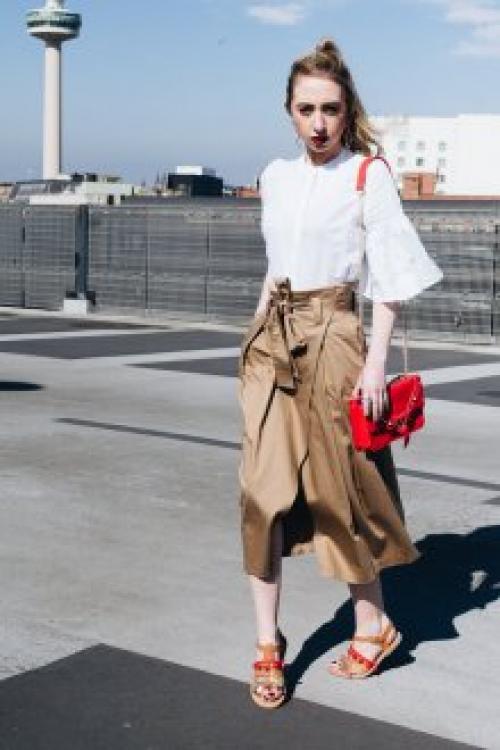 Бежевая кожаная юбка с черными колготками. С чем носить бежевую юбку-карандаш?