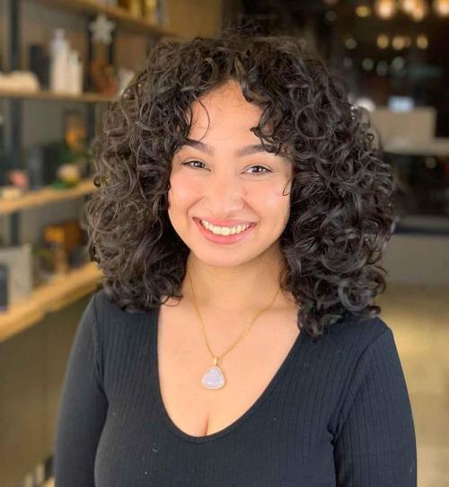 Модные стрижки на средние волнистые волосы с челкой: тренды 2019 года 05 Модные стрижки на средние волнистые волосы с челкой: тренды 2019 года 05