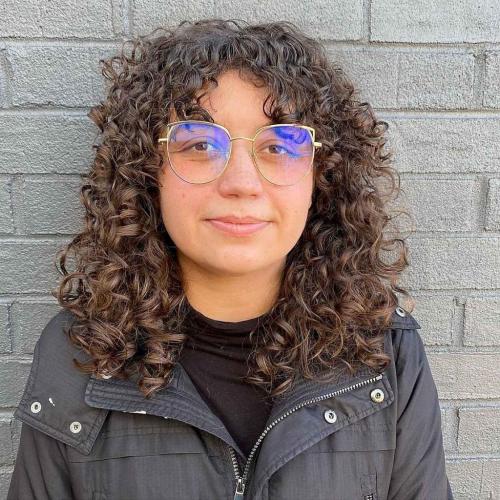 Модные стрижки на средние волнистые волосы с челкой: тренды 2019 года 02 Модные стрижки на средние волнистые волосы с челкой: тренды 2019 года 02