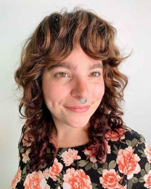 Модные стрижки на средние волнистые волосы с челкой: тренды 2019 года 10 Модные стрижки на средние волнистые волосы с челкой: тренды 2019 года 10