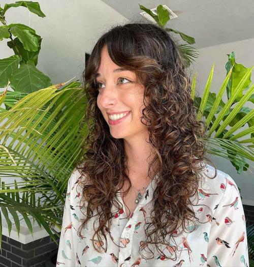 Модные стрижки на средние волнистые волосы с челкой: тренды 2019 года 09 Модные стрижки на средние волнистые волосы с челкой: тренды 2019 года 09