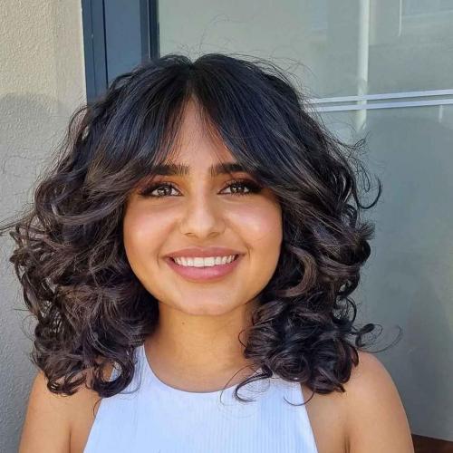 Модные стрижки на средние волнистые волосы с челкой: тренды 2019 года 06 Модные стрижки на средние волнистые волосы с челкой: тренды 2019 года 06