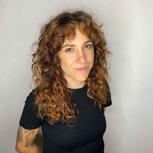 Модные стрижки на средние волнистые волосы с челкой: тренды 2019 года 03 Модные стрижки на средние волнистые волосы с челкой: тренды 2019 года 03