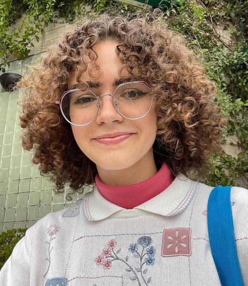 Модные стрижки на средние волнистые волосы с челкой: тренды 2019 года 07 Модные стрижки на средние волнистые волосы с челкой: тренды 2019 года 07