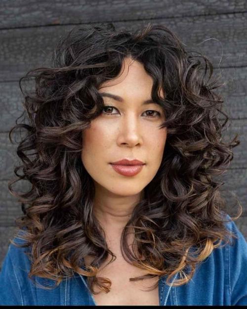 Модные стрижки на средние волнистые волосы с челкой: тренды 2019 года 04 Модные стрижки на средние волнистые волосы с челкой: тренды 2019 года 04