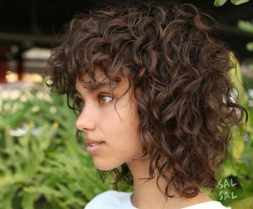 Какие модные тенденции в стрижках для средних волнистых волос были в 2025 году. Модные прически для кудрявых волос 2025 года – женские и мужские варианты стрижек