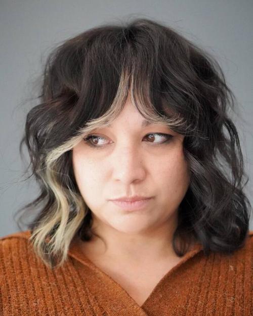 Модные стрижки на средние волнистые волосы с челкой: тренды 2019 года 22 Модные стрижки на средние волнистые волосы с челкой: тренды 2019 года 22