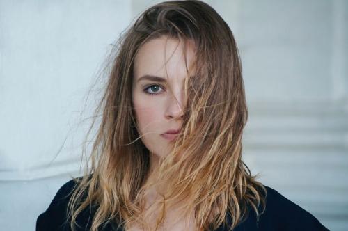 Модные стрижки на вьющиеся волосы 2019: Топ-10 самых популярных стилей 06 Модные стрижки на вьющиеся волосы 2019: Топ-10 самых популярных стилей 06