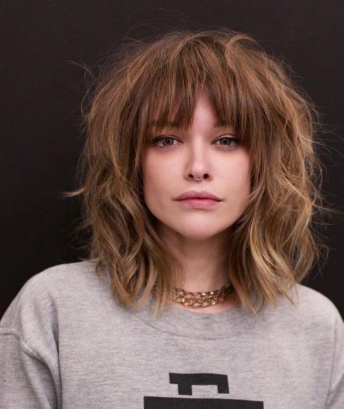 Какие самые популярные стрижки для средних кудрявых волос с челкой в 2025 году. Самые модные стрижки на волосы средней длины