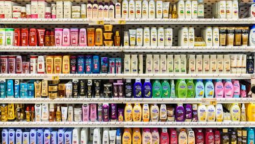 Топ-10 стрижек для средних кудрявых волос с челкой: модно и стильно 10