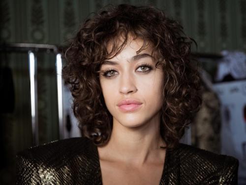 Топ-10 стрижек для средних кудрявых волос с челкой: модно и стильно 04