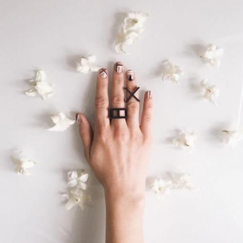 Простые рисунки на ногтях для начинающих. популярные яркие и спокойные цвета для маникюра 2023